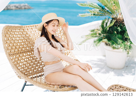 年輕女子享受海灘度假 129142613