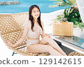 年輕女子享受海灘度假 129142615