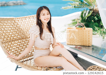 年輕女子享受海灘度假 129142615