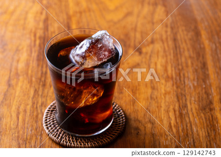 在咖啡館喝冰咖啡 在咖啡館喝冰咖啡 129142743