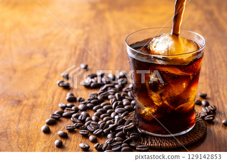 Pour iced coffee 129142853
