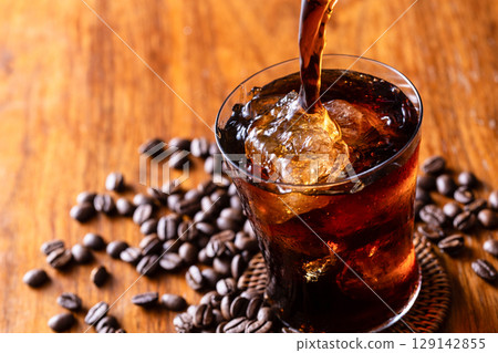 Pour iced coffee 129142855