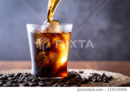 Pour iced coffee 129143008