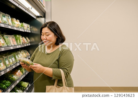 Japanese Middle-aged Woman Chooses Healthy Food 129143623