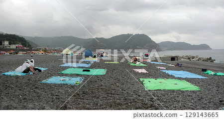 The beach in midsummer, a sandy beach in midsummer, a viewing spot for fireworks - people reserving spots 129143665