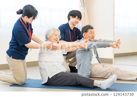 護理機構、福利中心的復健治療、老年人伸展運動、老年男性和女性與職能治療師、護理人員、訓練師 129143730