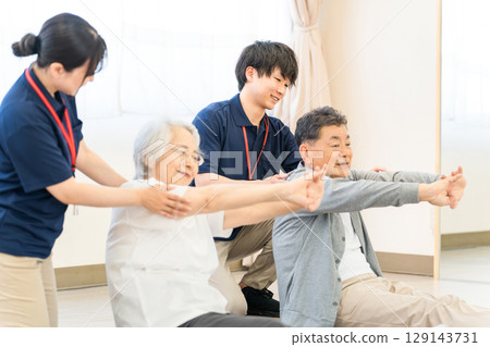 護理機構、福利中心的復健治療、老年人伸展運動、老年男性和女性與職能治療師、護理人員、訓練師 129143731
