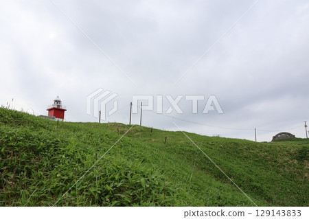 矗立在根室半島花崎岬的花崎燈塔 矗立在根室半島花崎岬的花崎燈塔 129143833