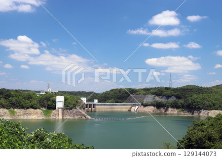 限制取水的東東水壩（兵庫縣三木市） 129144073