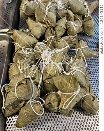 在台中傳統市場裡拍攝一串新鮮的粽子 129145112