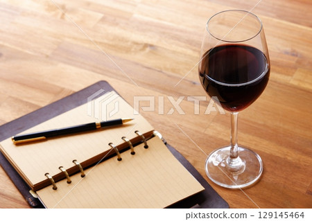 我一邊喝著紅酒一邊用環形筆記本寫日記的照片 我一邊喝著紅酒一邊用環形筆記本寫日記的照片 129145464