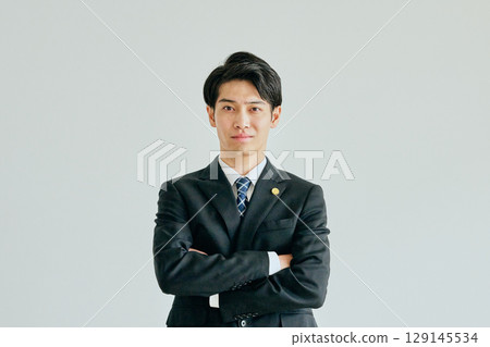 一位二十多歲的年輕律師，雙手交叉 129145534