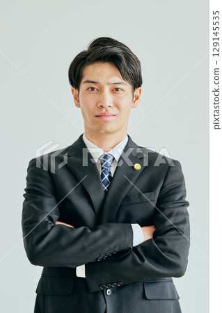 一位二十多歲的年輕律師，雙手交叉 129145535