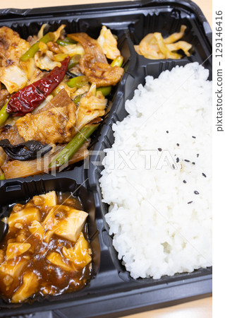 美味的辣椒、肉類和蔬菜炒菜中式午餐盒 129146416