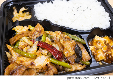 Delicious chili pepper, meat and vegetable stir-fry Chinese lunch box 129146421