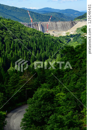 從秋田縣赤瀧橋眺望2025年8月將停止運作的成瀨水壩和342號國道 從秋田縣赤瀧橋眺望2025年8月將停止運作的成瀨水壩和342號國道 129146481