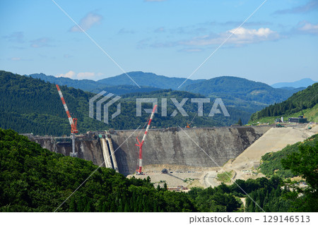 成瀨水壩堤岸清晰可見。 2025年8月,從秋田縣赤瀧橋眺望成瀨水壩建設現場。 成瀨水壩堤岸清晰可見。 2025年8月,從秋田縣赤瀧橋眺望成瀨水壩建設現場。 129146513