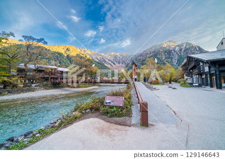 Beautiful autumn scenery of Kamikochi in Nagano Prefecture 129146643
