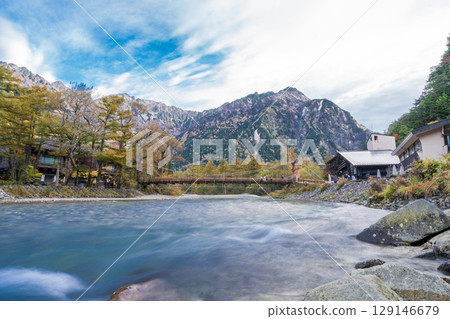 Beautiful autumn scenery of Kamikochi in Nagano Prefecture 129146679