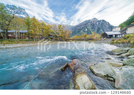 Beautiful autumn scenery of Kamikochi in Nagano Prefecture 129146680