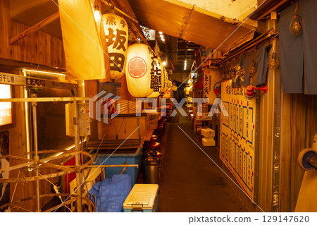 Under the Yurakucho Station overpass Under the Yurakucho Station overpass 129147620