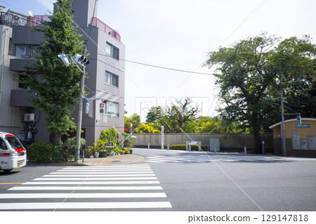 穿過住宅區路口 穿過住宅區路口 129147818