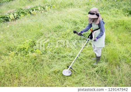 用割草機除草的日本女性農民 用割草機除草的日本女性農民 129147942