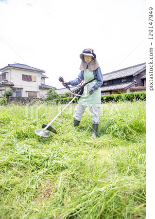 用割草機除草的日本女性農民 129147949