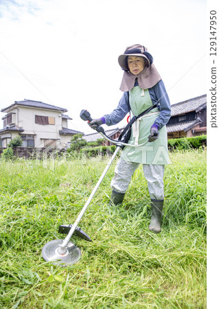 用割草機除草的日本女性農民 129147950