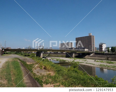 藍天、新月橋和鏡川（25年夏的鏡川） 129147953