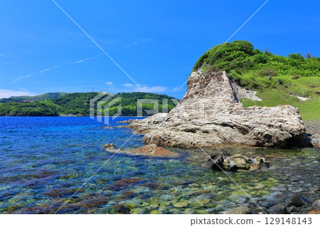[Shimane Prefecture] The white walls of Shimazushima Island on a clear day (Chiburi Island, Oki Islands) 129148143