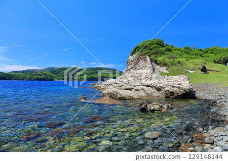 [Shimane Prefecture] The white walls of Shimazushima Island on a clear day (Chiburi Island, Oki Islands) 129148144