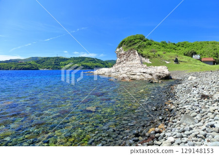 [Shimane Prefecture] The white walls of Shimazushima Island on a clear day (Chiburi Island, Oki Islands) 129148153