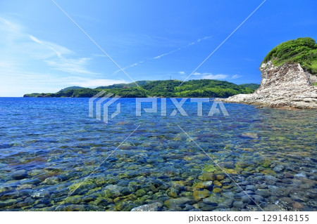 [Shimane Prefecture] The white walls of Shimazushima Island on a clear day (Chiburi Island, Oki Islands) 129148155