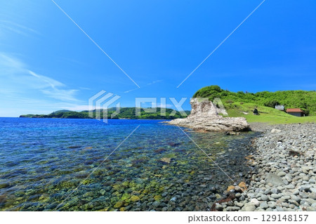 [Shimane Prefecture] The white walls of Shimazushima Island on a clear day (Chiburi Island, Oki Islands) 129148157