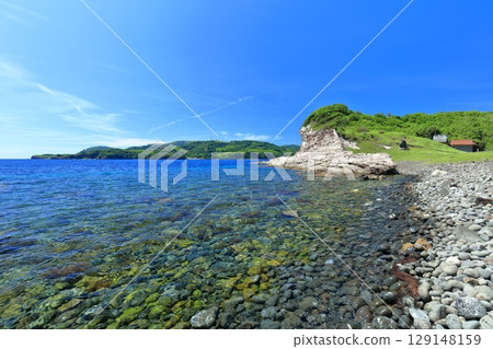 [Shimane Prefecture] The white walls of Shimazushima Island on a clear day (Chiburi Island, Oki Islands) 129148159