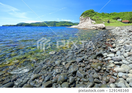 [Shimane Prefecture] The white walls of Shimazushima Island on a clear day (Chiburi Island, Oki Islands) 129148160
