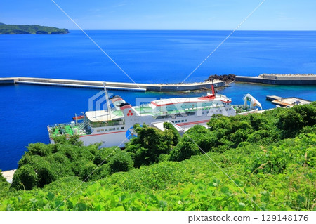 [Shimane Prefecture] Clear skies at Kuri Port (Chiburi Island, Oki Islands) 129148176