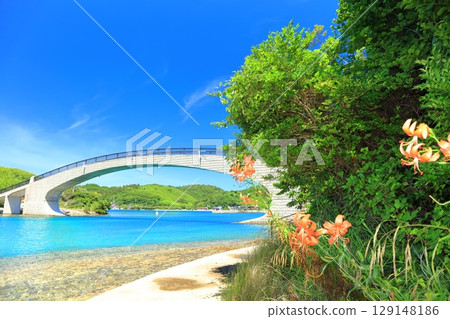 [島根縣]晴天時島津島的大松大橋（隱岐群島知武里島） 129148186