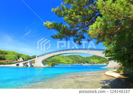 [Shimane Prefecture] Omatsu Bridge on Shimazushima Island on a clear day (Chiburi Island, Oki Islands) 129148187
