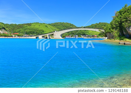 [Shimane Prefecture] Omatsu Bridge on Shimazushima Island on a clear day (Chiburi Island, Oki Islands) 129148188
