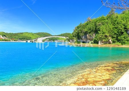 [Shimane Prefecture] Omatsu Bridge on Shimazushima Island on a clear day (Chiburi Island, Oki Islands) 129148189