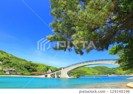 [Shimane Prefecture] Omatsu Bridge on Shimazushima Island on a clear day (Chiburi Island, Oki Islands) 129148196