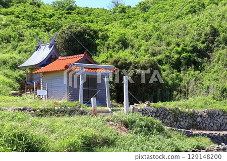 [Shimane Prefecture] Watatsu Shrine on Shimazushima Island on a clear day (Chiburijima, Oki Islands) 129148200
