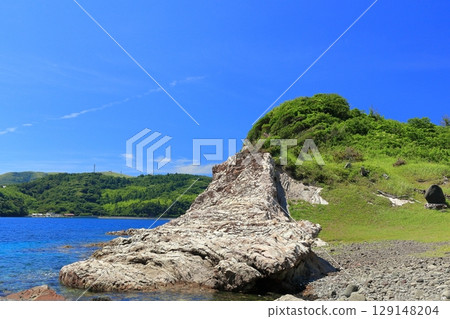 [Shimane Prefecture] The white walls of Shimazushima Island on a clear day (Chiburi Island, Oki Islands) 129148204