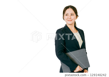 有片劑個人電腦/膝上型電腦的亞裔女商人 129148242