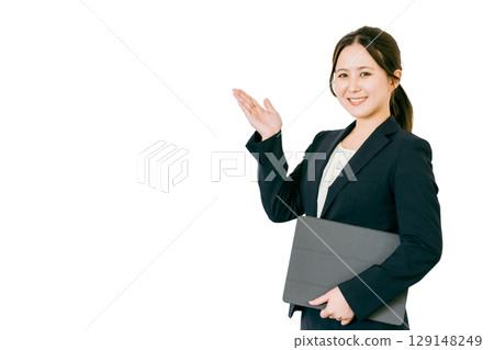 有片劑個人電腦/膝上型電腦的亞裔女商人 129148249
