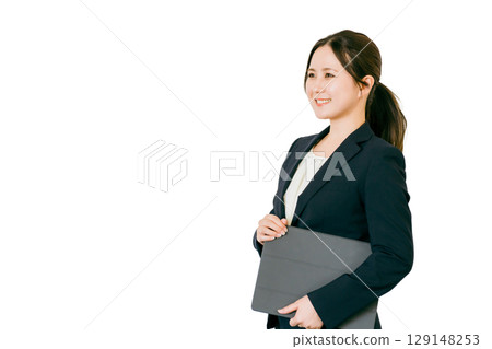 有片劑個人電腦/膝上型電腦的亞裔女商人 129148253