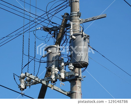 安裝在電線桿上的桿式變壓器 安裝在電線桿上的桿式變壓器 129148786