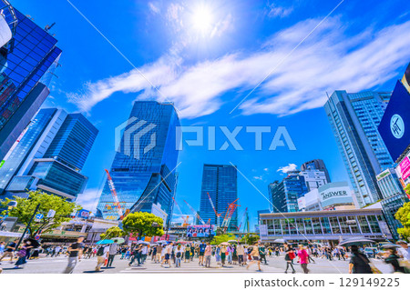 7月的東京街景…海外遊客持續增加。澀谷十字路口擠滿了外國遊客…=20日 129149225